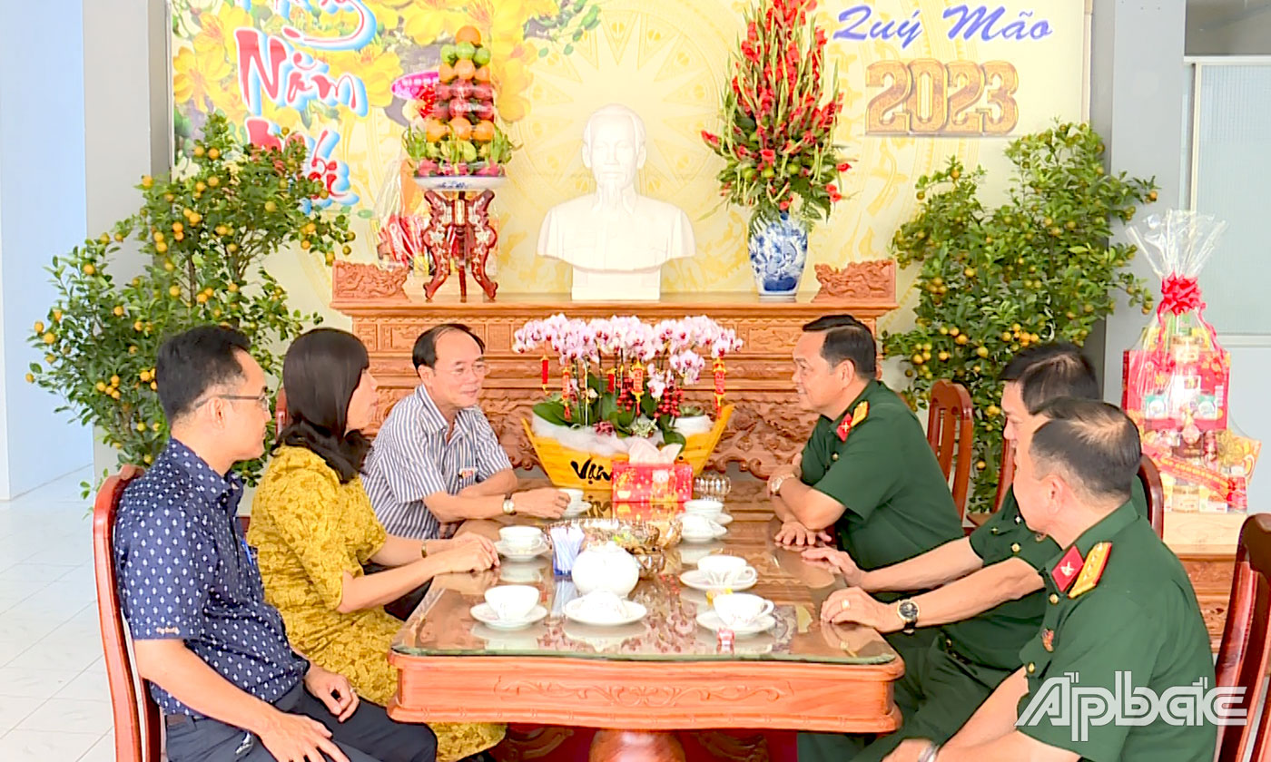 Đại tá Phạm Văn Thanh thăm, chúc Tết Thành ủy Mỹ Tho.