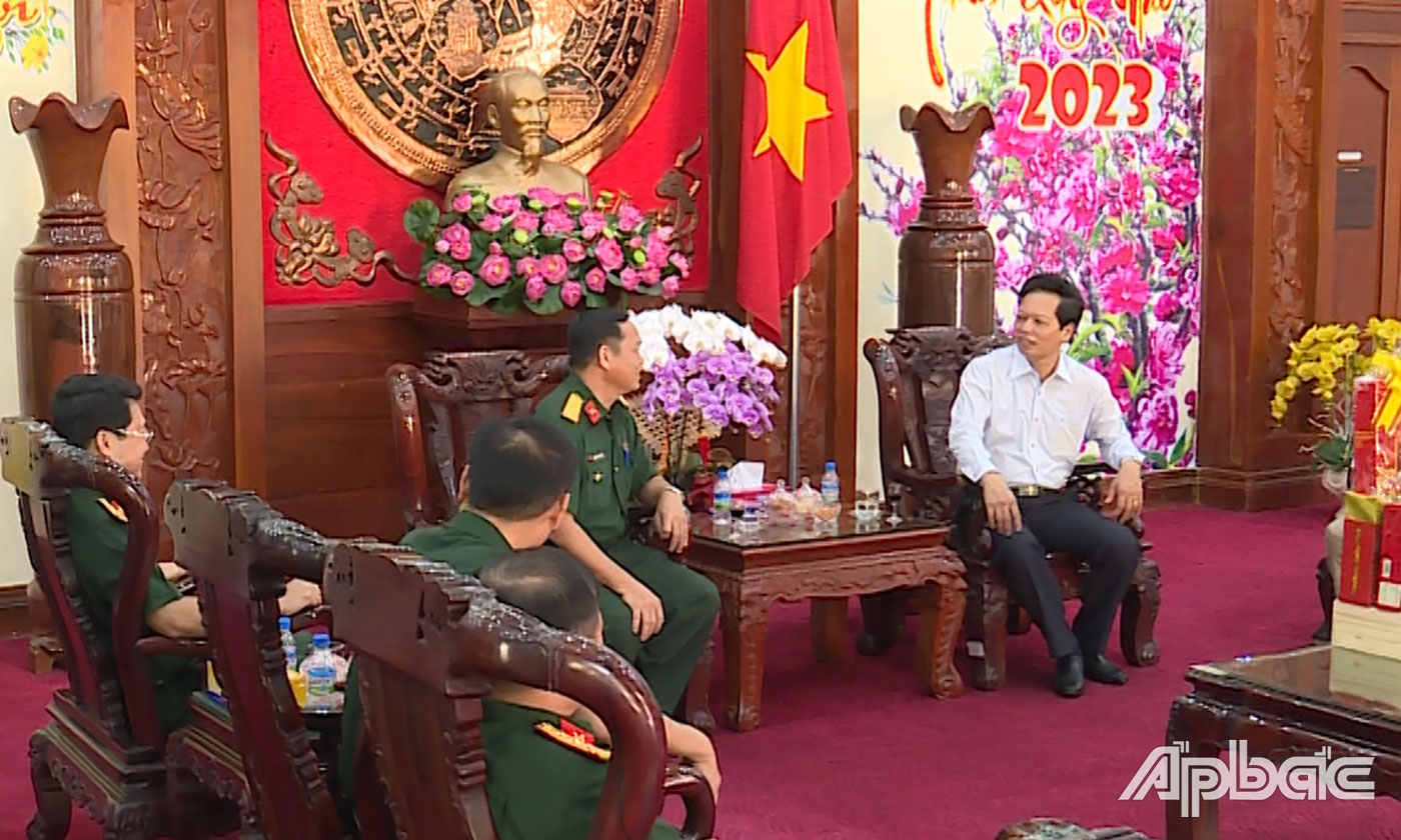 Đại tá Phạm Văn Thanh thăm, chúc Tết UBND tỉnh Tiền Giang.