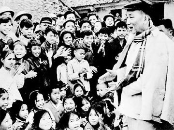 Bác Hồ với các cháu thiếu nhi Hà Bắc khi Người về thăm và chúc tết đồng bào và bộ đội - Tết Đinh Mùi, tháng 2/1967. Ảnh tư liệu: Bảo tàng Hồ Chí Minh