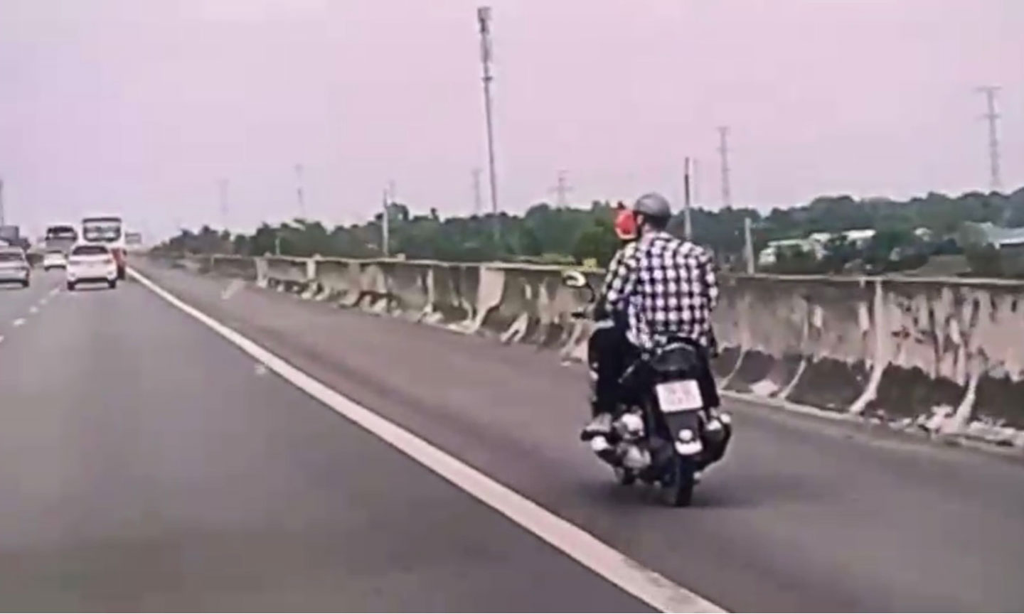 Cảnh báo tình trạng xe máy chạy nhầm vào cao tốc Trung Lương – TP. Hồ Chí Minh