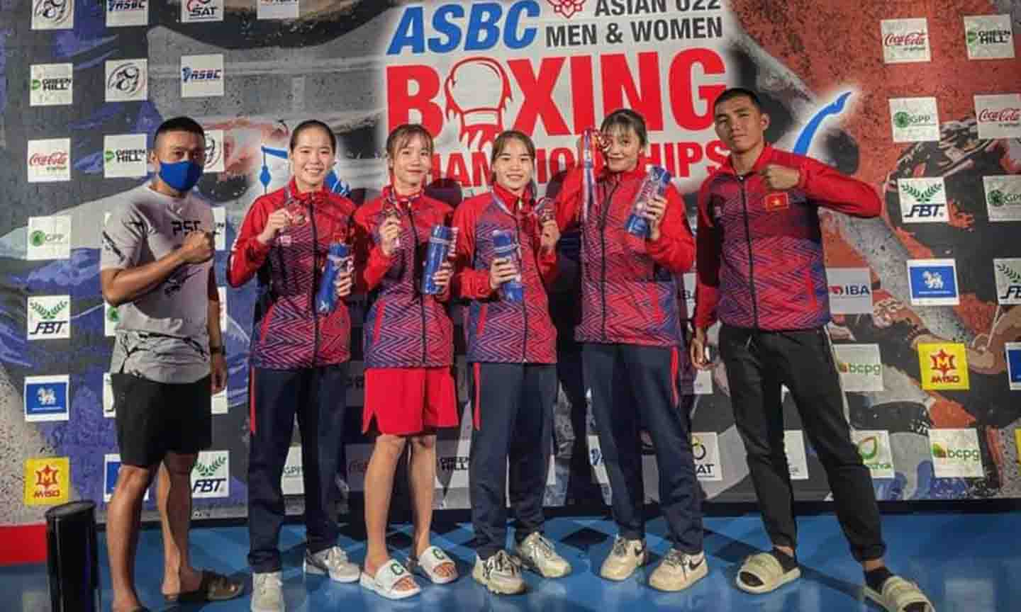 VĐV Nguyễn Huyền Trân (thứ 2 từ trái sang) đoạt HCĐ tại Giải Vô địch Boxing U22 châu Á.