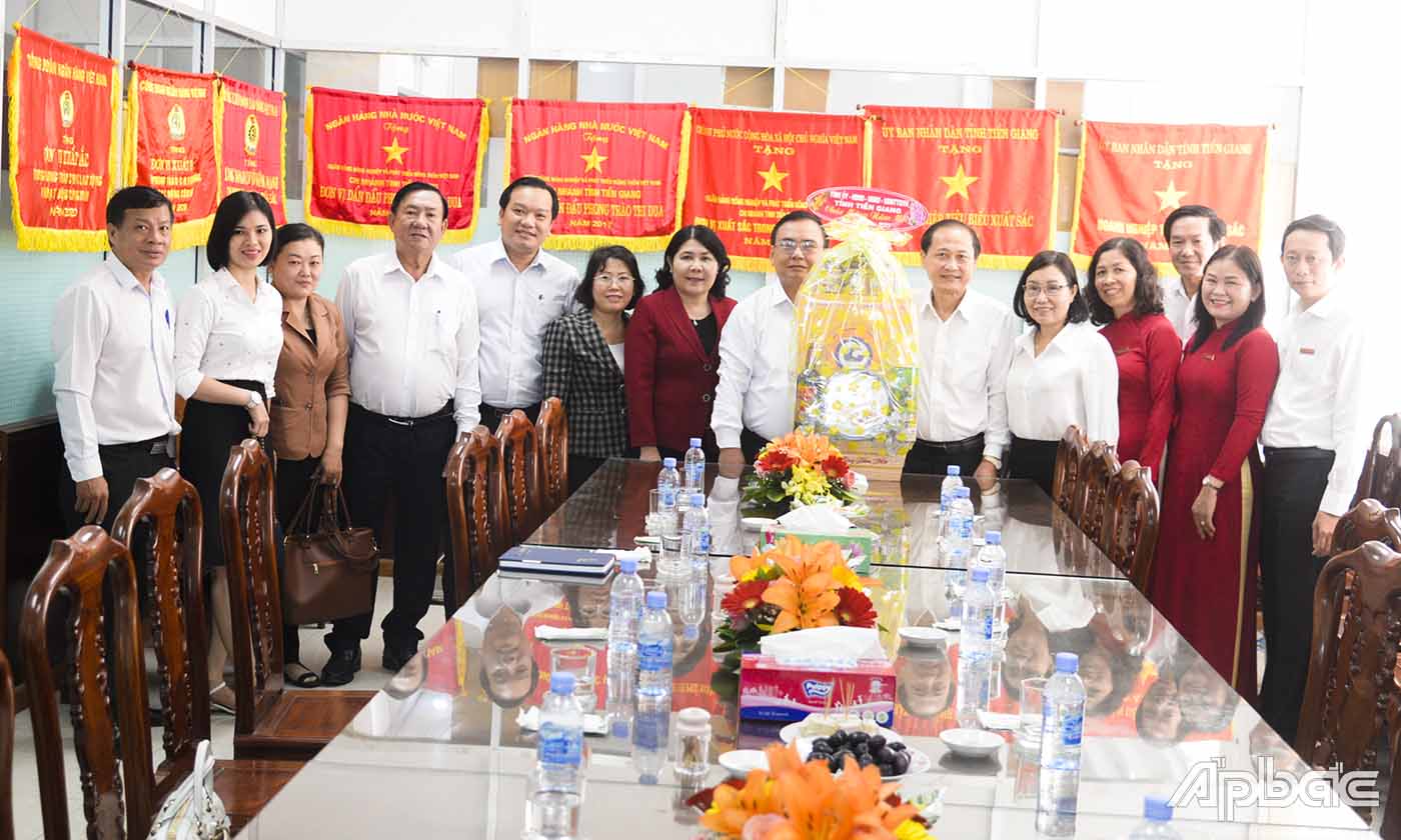 Đoàn đến thăm và chúc Tết Ngân hàng Nông nghiệp và Phát triển nông thôn chi nhánh Tiền Giang.