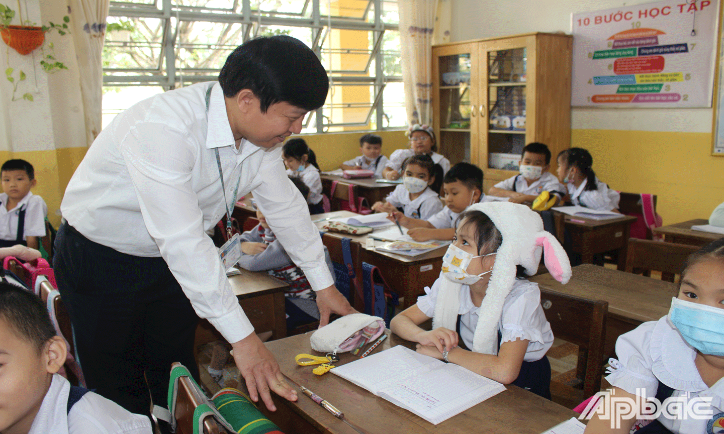 Thăm hỏi, động viên học sinh Trường Tiểu học Nguyễn Huệ trong những ngày đầu năm mới. 
