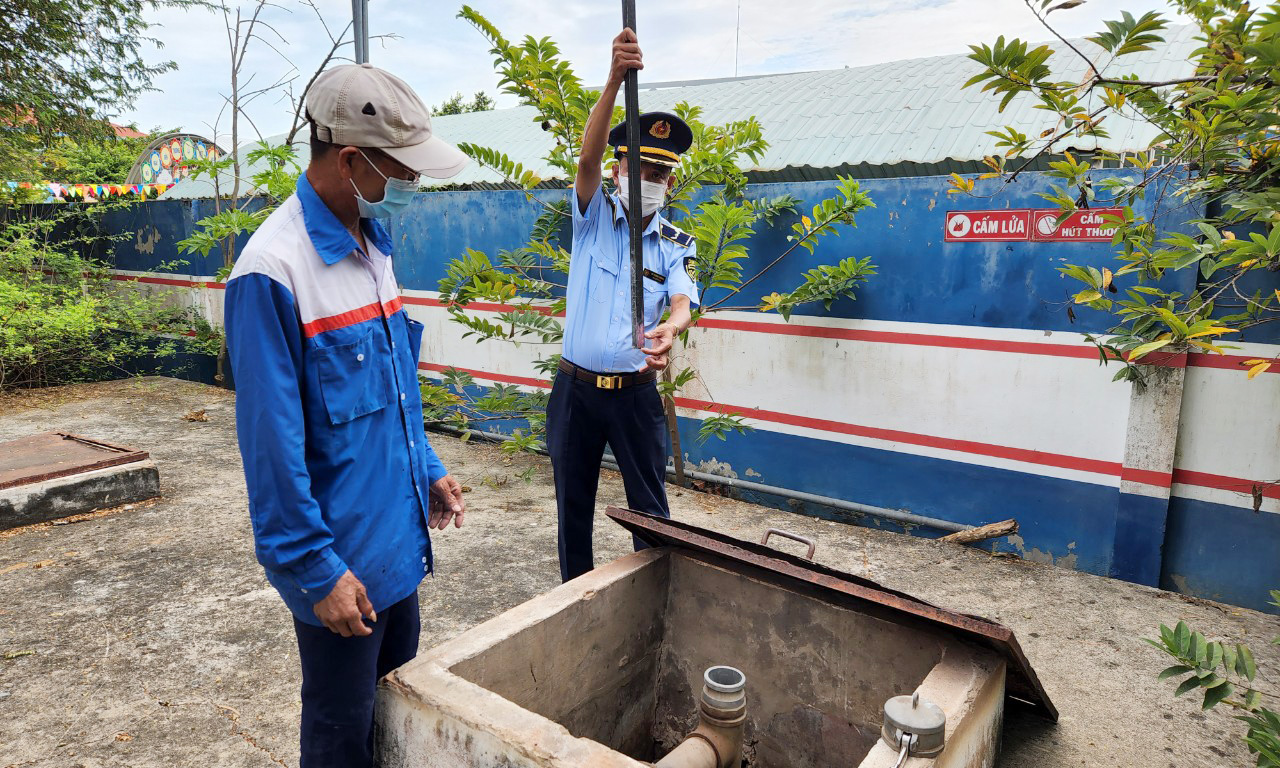 Lực lượng QLTT đo bồn thực tế tại một cửa hàng kinh doanh xăng, dầu ở huyện Gò Công Đông.