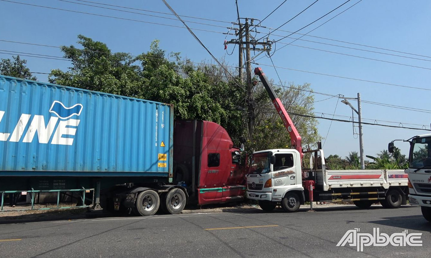 Xe container tông gãy trụ điện gây mất điện một số khu vực