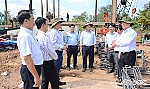 Chủ tịch UBND tỉnh Tiền Giang Nguyễn Văn Vĩnh kiểm tra tiến độ các cống ngăn mặn