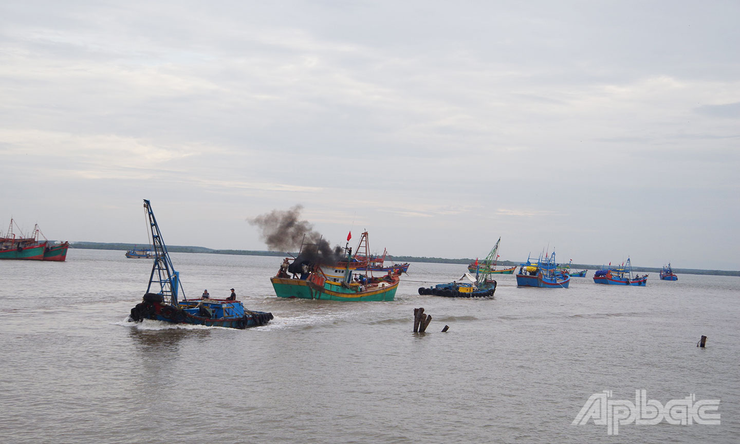 Tiền Giang: Đảm bảo an toàn cho ngư dân vươn khơi bám biển