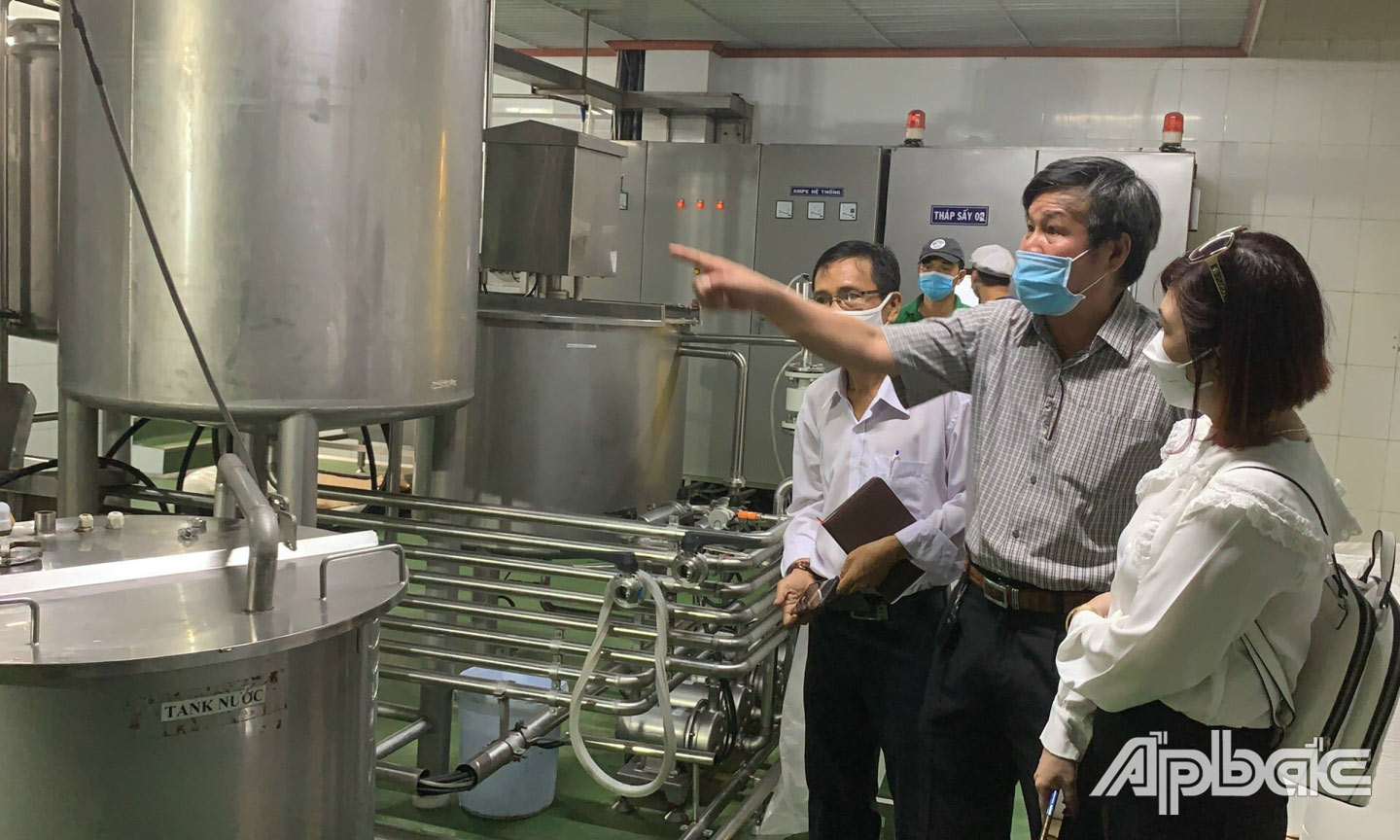 Kỹ sư Nguyễn Văn Hòa giới thiệu về dây chuyền sản xuất bột sữa dừa do anh sáng chế đoạt giải Hội thi cấp tỉnh lần thứ XIV năm 2020-2021.