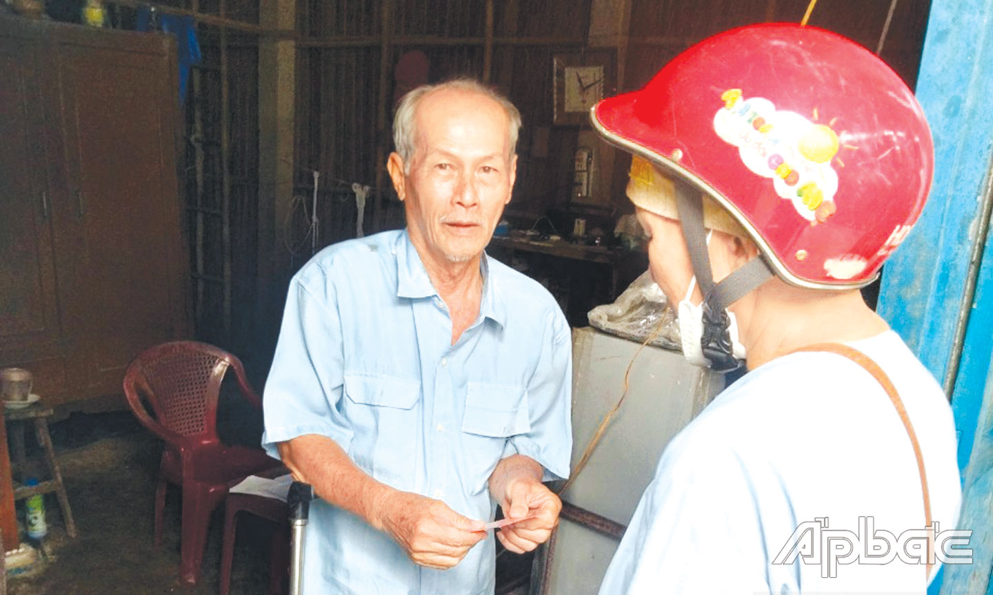 Một phật tử trong nhóm từ thiện thăm, chúc tết và tặng quà cho NNCĐDC  ở xã Long Hưng.