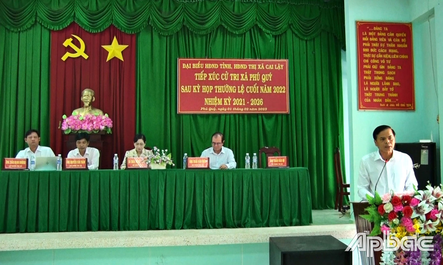 Ông Trần Văn Độ - Trưởng Ban Tuyên giáo Thị ủy Cai Lậy báo cáo kết quả kỳ họp lần thứ 5 HĐND thị xã