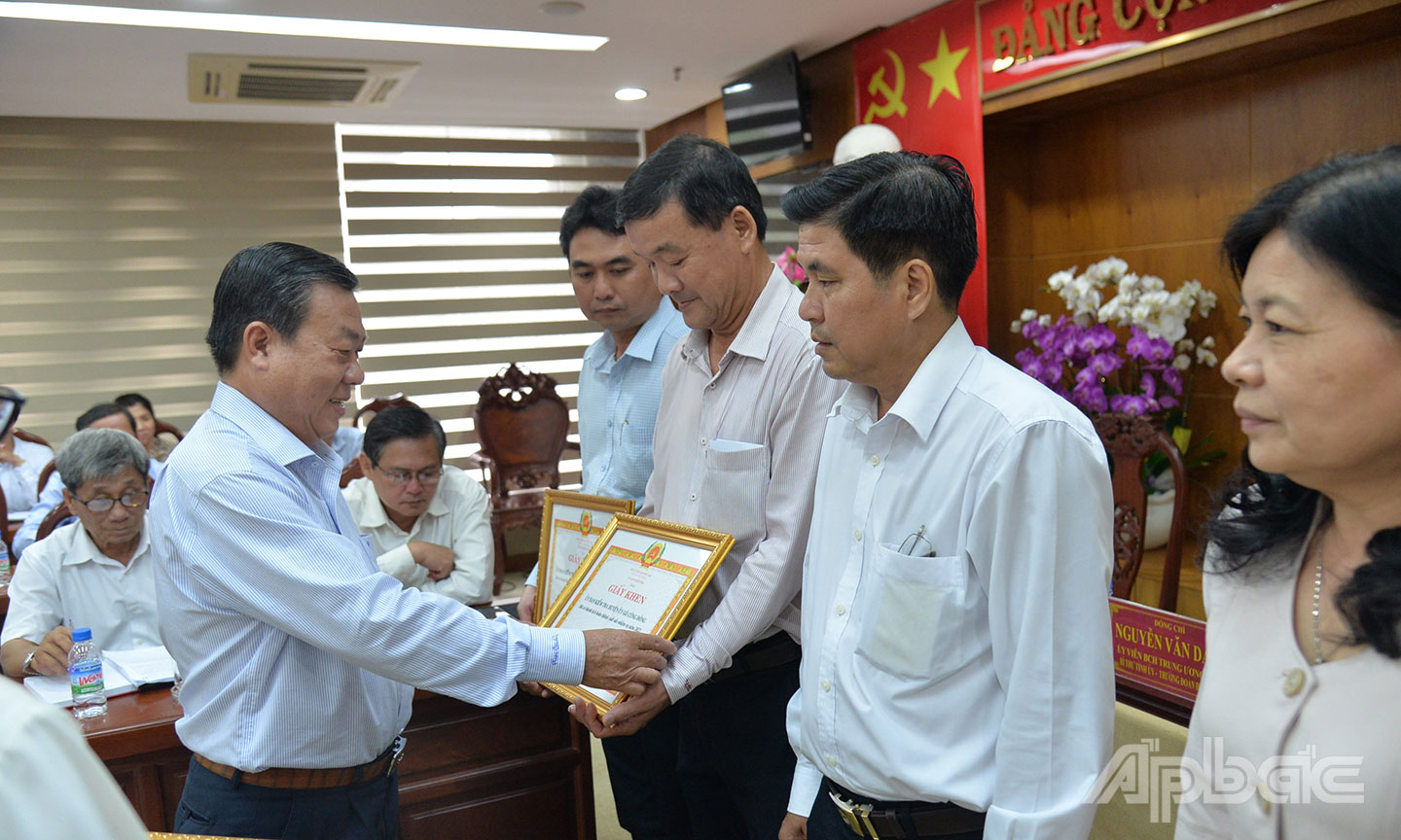 Đồng chí Nguyễn Ngọc Trầm trao Giấy khen của Ủy ban Kiểm tra Tỉnh ủy tặng cho các tập thể có thành tích năm 2022.