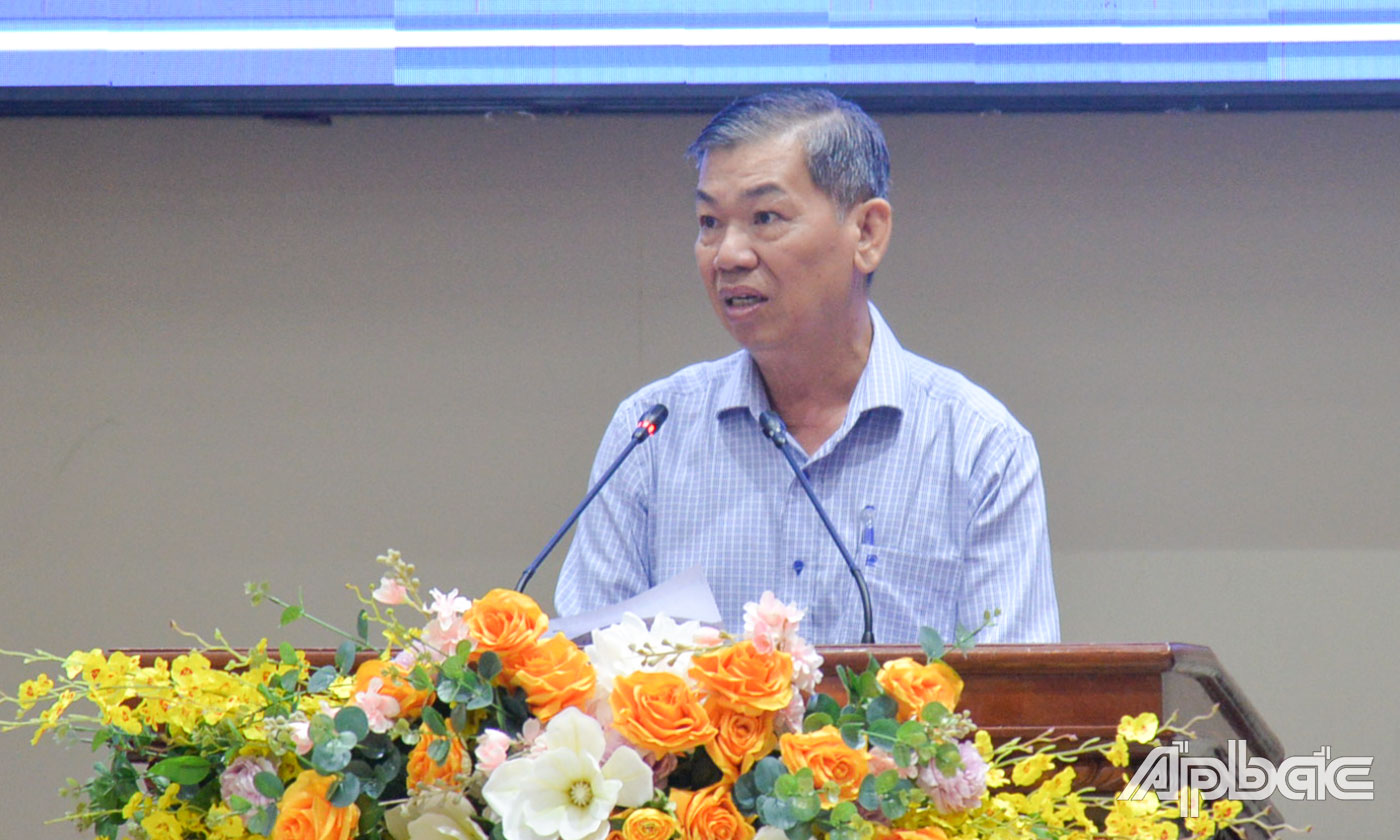 Giám đốc Sở Nông nghiệp và Phát triển nông thôn Nguyễn Văn Mẫn báo báo kết quả quan trắc xâm nhập mặn và tình hình nông nghiệp trên địa bàn tỉnh.