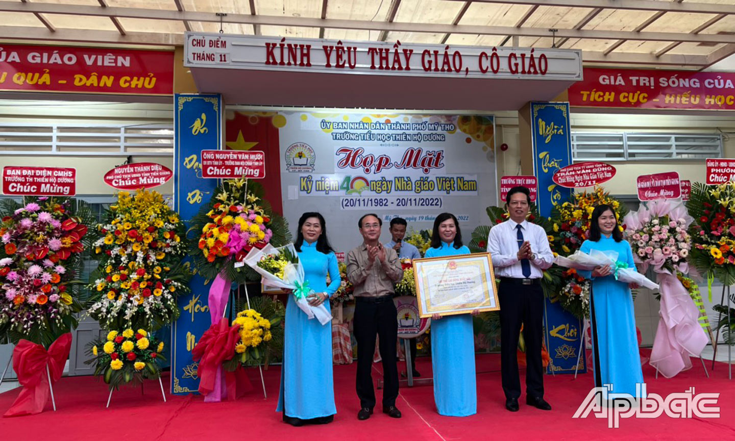 Trường Tiểu học Thiên Hộ Dương vinh dự đón nhận Bằng công nhận danh hiệu “Tập thể lao động xuất sắc” của UBND tỉnh Tiền Giang trao tặng.