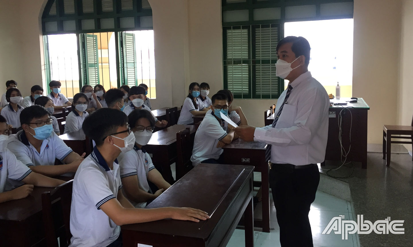 Học sinh lớp 12, Trường THPT Nguyễn Đình Chiểu trong giờ học. 