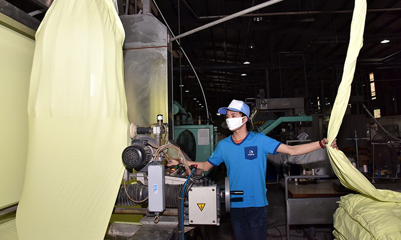 Sản xuất hàng dệt may xuất khẩu tại Công ty Dệt kim Ðông Xuân. (Ảnh ÐĂNG DUY)