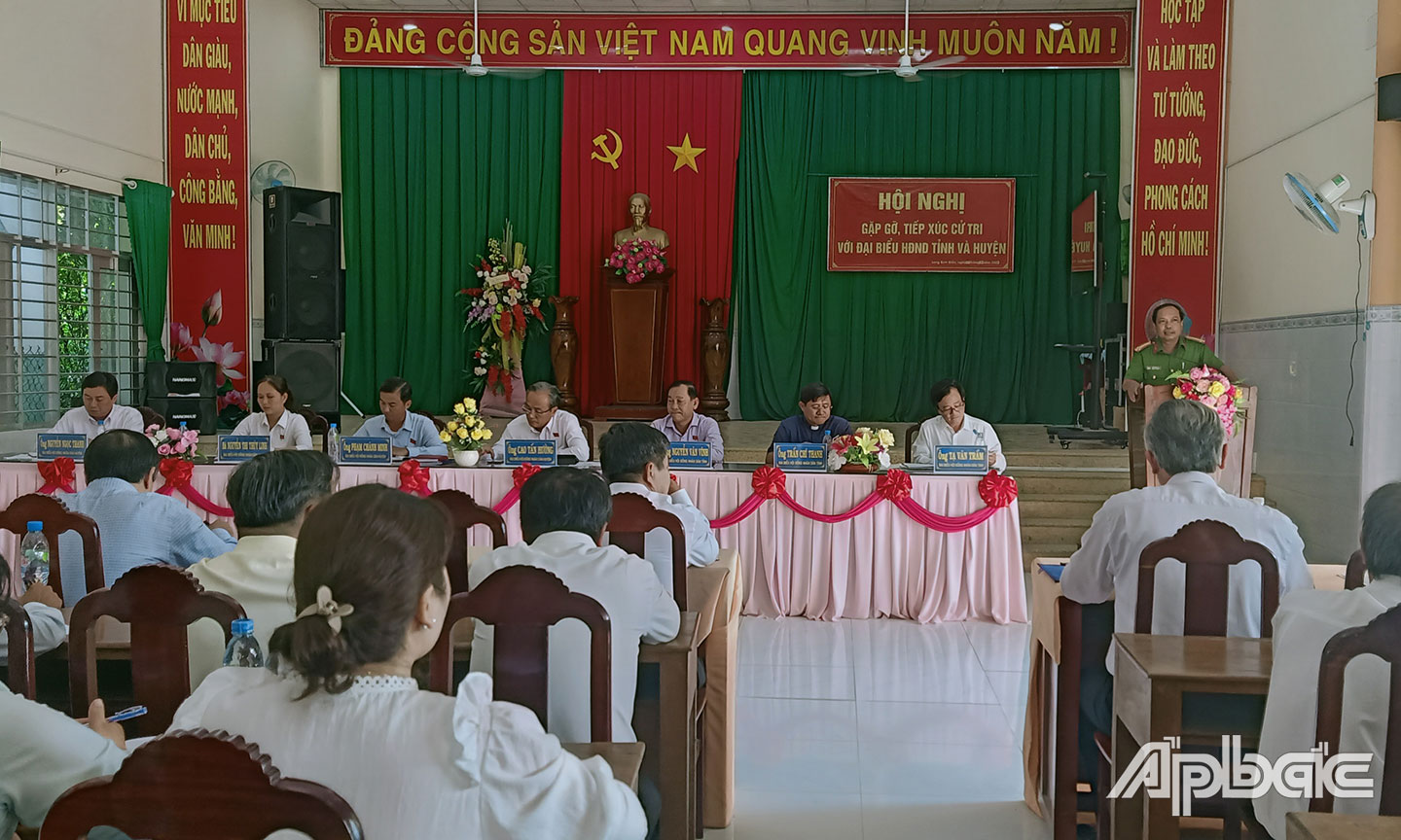 Quang cảnh buổi tiếp xúc cử tri tại huyện Chợ Gạo.