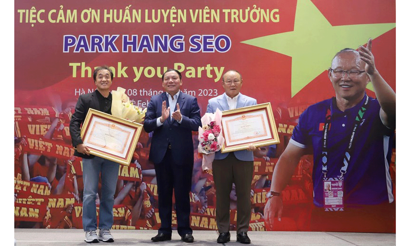 Bộ trưởng Bộ Văn hóa, Thể thao và du lịch Nguyễn Văn Hùng trao bằng khen cho HLV Park Hang-seo và trợ lý Lee (Ảnh: VFF).