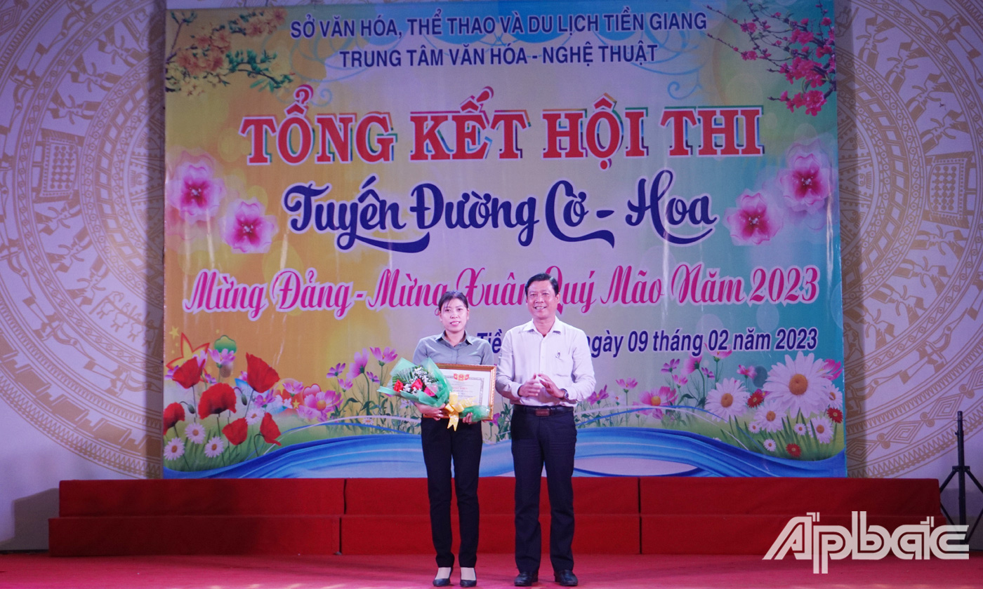 Đồng chí Võ Văn Chiến trao giải Nhất cấp huyện cho đơn vị huyện Gò Công Tây. 