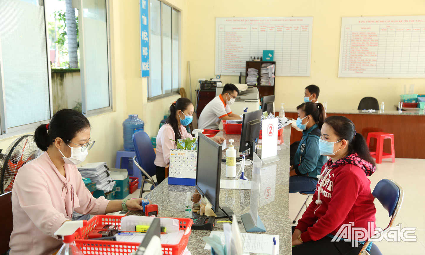 Người lao động tìm hiểu thông tin việc làm tại Trung tâm Dịch vụ việc làm Tiền Giang.