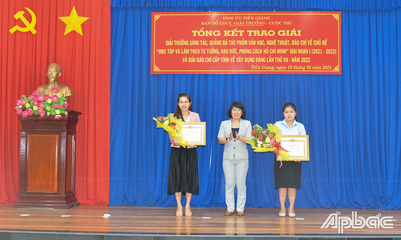 Đồng chí Phạm Thị Mai Tiên, Tỉnh ủy viên, Chánh Văn phòng Tỉnh ủy trao giải Ba cho tác giả, nhóm tác giả đạt giải Búa liềm vàng cấp tỉnh.