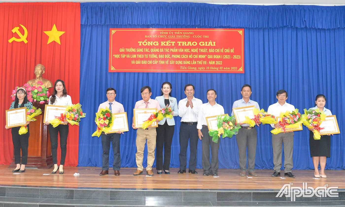 Tác giả, nhóm tác giả nhận giải Ba Giải thưởng sáng tác, quảng bá tác phẩm văn học, nghệ thuật, báo chí về chủ đề “Học tập và làm theo tư tưởng, đạo đức, phong cách Hồ Chí Minh” giai đoạn 1 (2021 - 2023) 