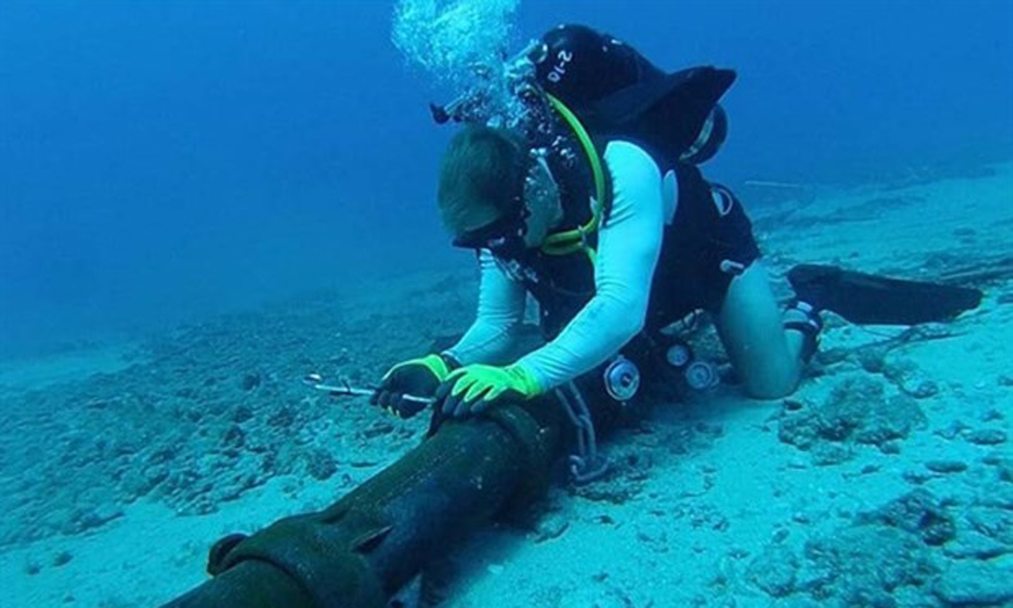 A worker fixes a rupture on a submarine cable. (Photo: ictnews.vietnamnet.vn).