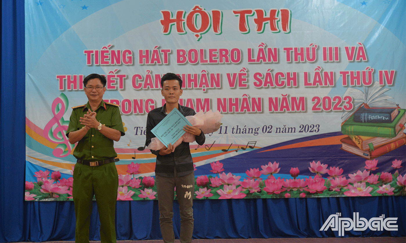 Thượng tá Vũ Văn Phượng, Phó Giám thị Trại giam trao giải Nhất phần thi hát Bolero chi thí sinh Nguyễn Hoàng Kha.