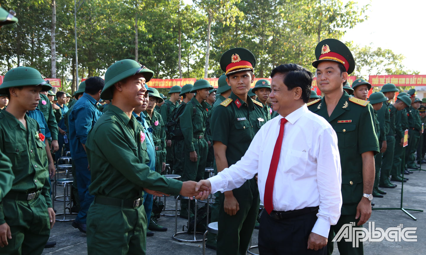 Bí thư Huyện ủy Châu Thành Trương Minh Tới động viên các tân binh lên đường nhập ngũ.