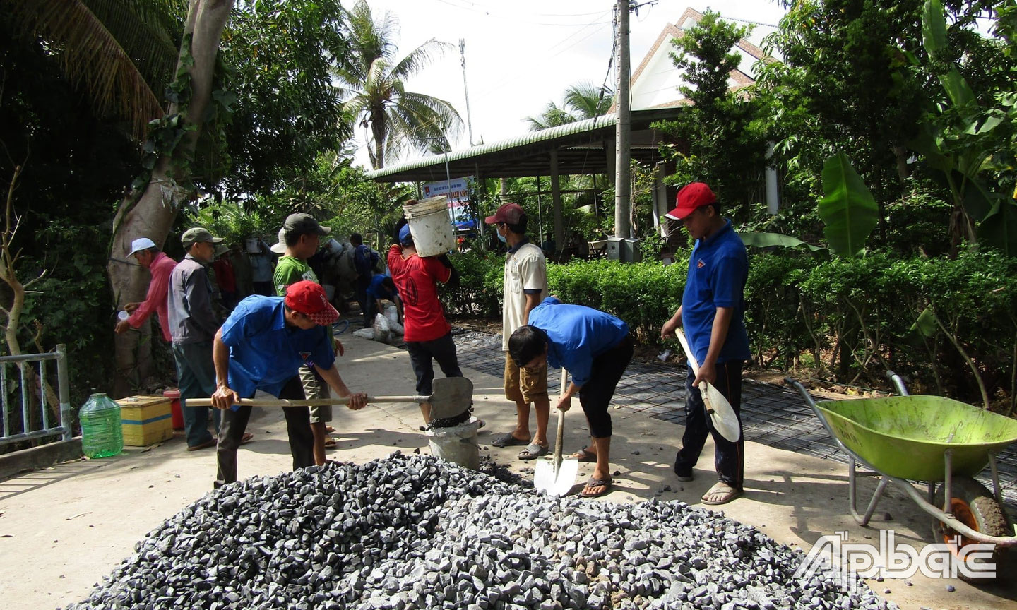 Các đoàn viên, thanh niên tham gia làm đường nông thôn (ảnh: Huyện đoàn Cái Bè cung cấp). 