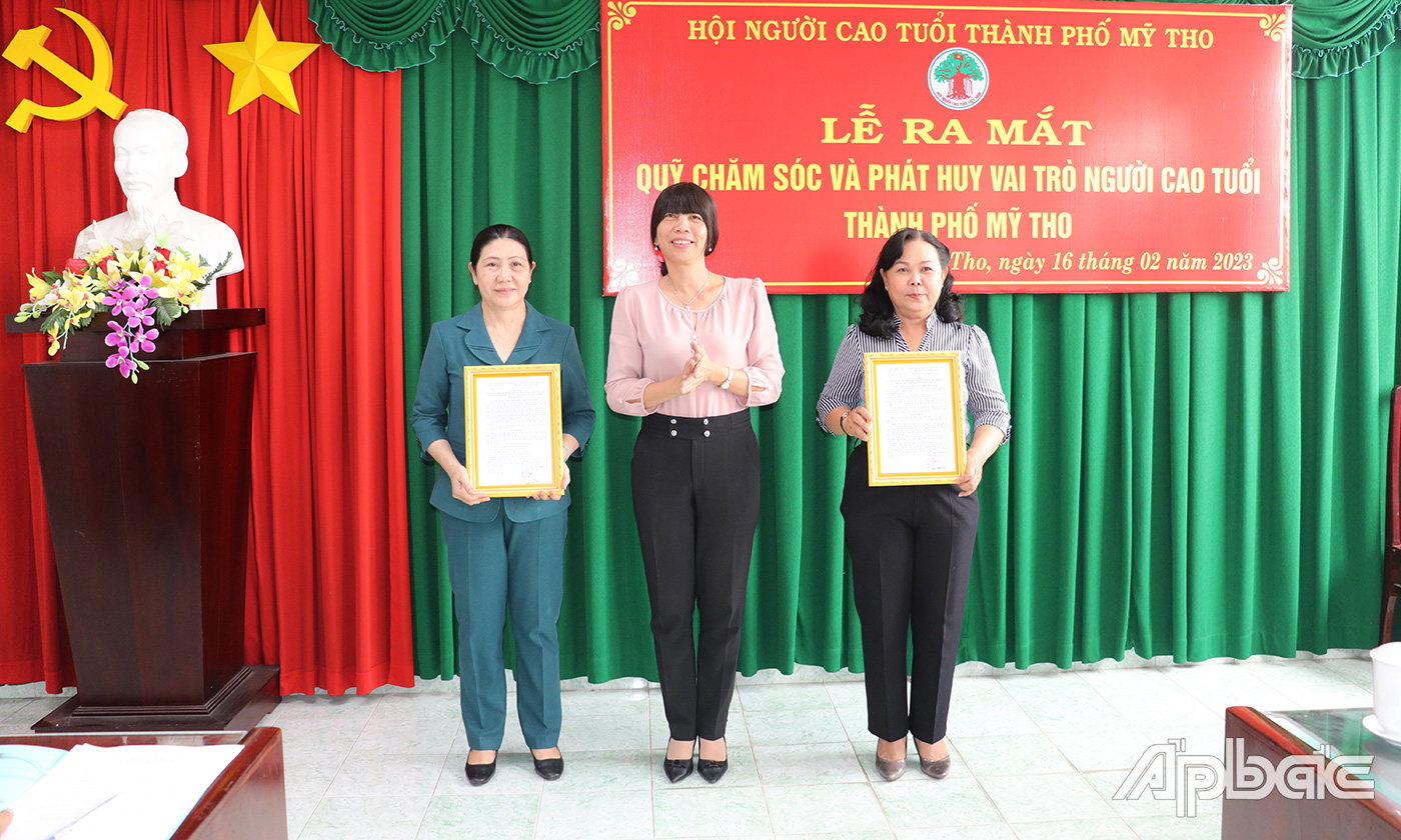 Đồng chí Lê Thị Bé Phượng trao Quyết định thành lập Hội đồng quản lý Quỹ.