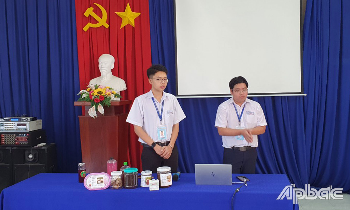  Đề tài Ứng dụng công nghệ IMO vào sản xuất phân bón từ rác thải hữu cơ và phế phẩm trong nông nghiệp của nhóm học sinh Trường THPT Chuyên Tiền Giang. 