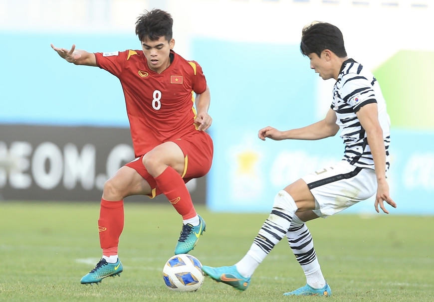 Văn Khang (số 8) sẽ là cầu thủ quan trọng của đội tuyển U22 Việt Nam tại SEA Games 32. Ảnh: AFC. 