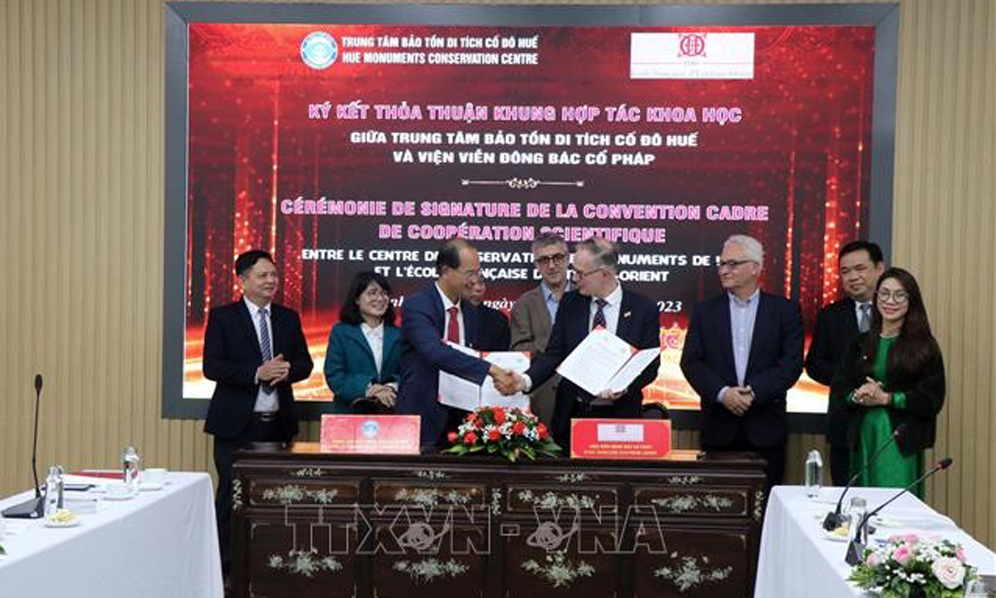 The Hue Monuments Conservation Centre and the French School of Asian Studies (EFEO) signs a framework agreement on scientific research cooperation in preservation of cultural heritage on February 16 (Photo: VNA).