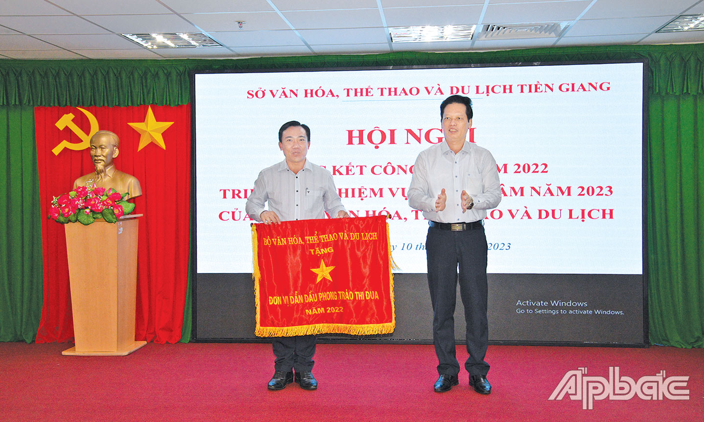 Phó Chủ tịch UBND tỉnh Nguyễn Thành Diệu trao  Cờ thi đua xuất sắc của Bộ VHTTDL cho đại diện  Phòng VH-TT huyện Gò Công Tây.