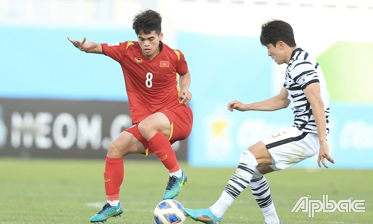 Khuất Văn Khang (số 8) dù thi đấu thành công ở U20 Việt Nam nhưng chưa ra sân ở V-League  mùa này. 	                                                                                                                                   Ảnh: Vietnamnet.vn