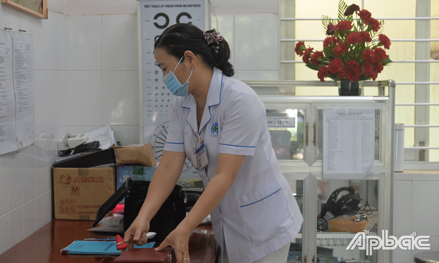 Trưởng Trạm y tế phường 2 Trần Phương Linh chuẩn bị bộ dụng cụ khám bệnh để đến tận nhà khám cho bệnh nhân.