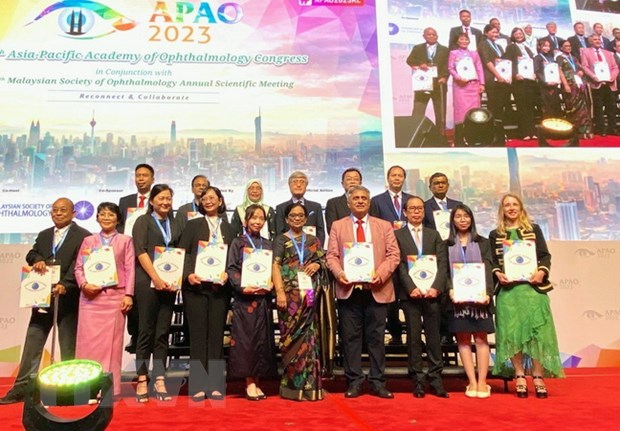 Giáo sư Ava Hossain, Chủ tịch Hội Nhãn khoa châu Á-Thái Bình Dương, trao giải cho các cá nhân có thành tích xuất sắc. (Ảnh: TTXVN phát)