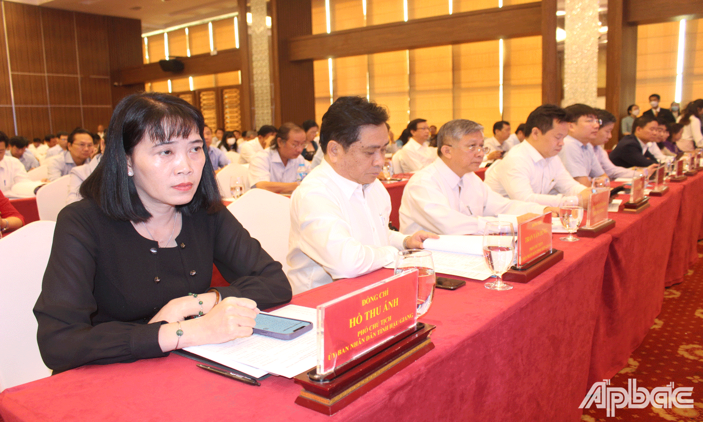 Ủy viên Ban Thường vụ Tỉnh ủy, Phó Chủ tịch Thường trực UBND tỉnh Trần Văn Dũng;(thứ hai từ trái sang) tham dự hội nghị. 