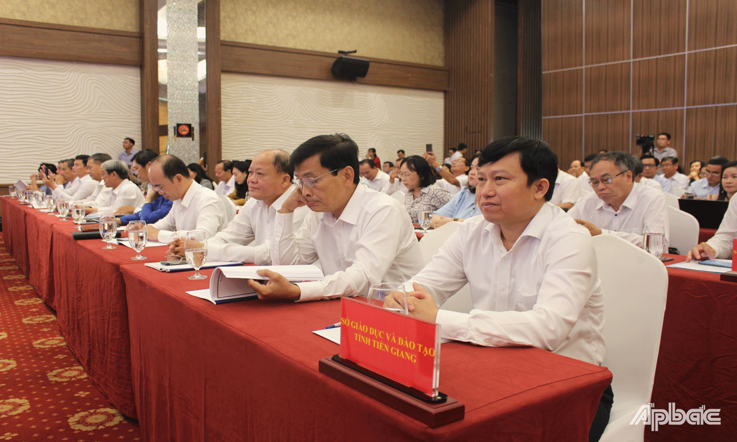 Tiến sĩ Lê Quang Trí, Giám đốc Sở GD-ĐT cùng lãnh đạo các phòng ban, của sở, lãnh đạo các Phòng GD-ĐT các huyện, thành, thị tham dự hội nghị. 