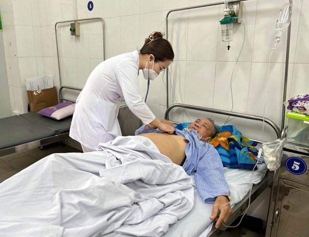 Bác sỹ khám cho bệnh nhân mắc nấm phổi tại Bệnh viện Phổi Trung ương. (Ảnh: PV/Vietnam+)