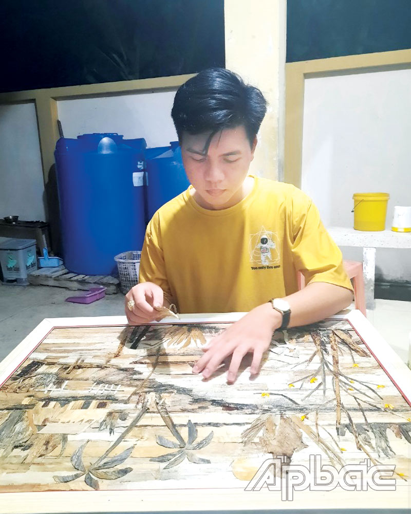 Nguyễn Tấn Khang đang hoàn thiện tác phẩm.