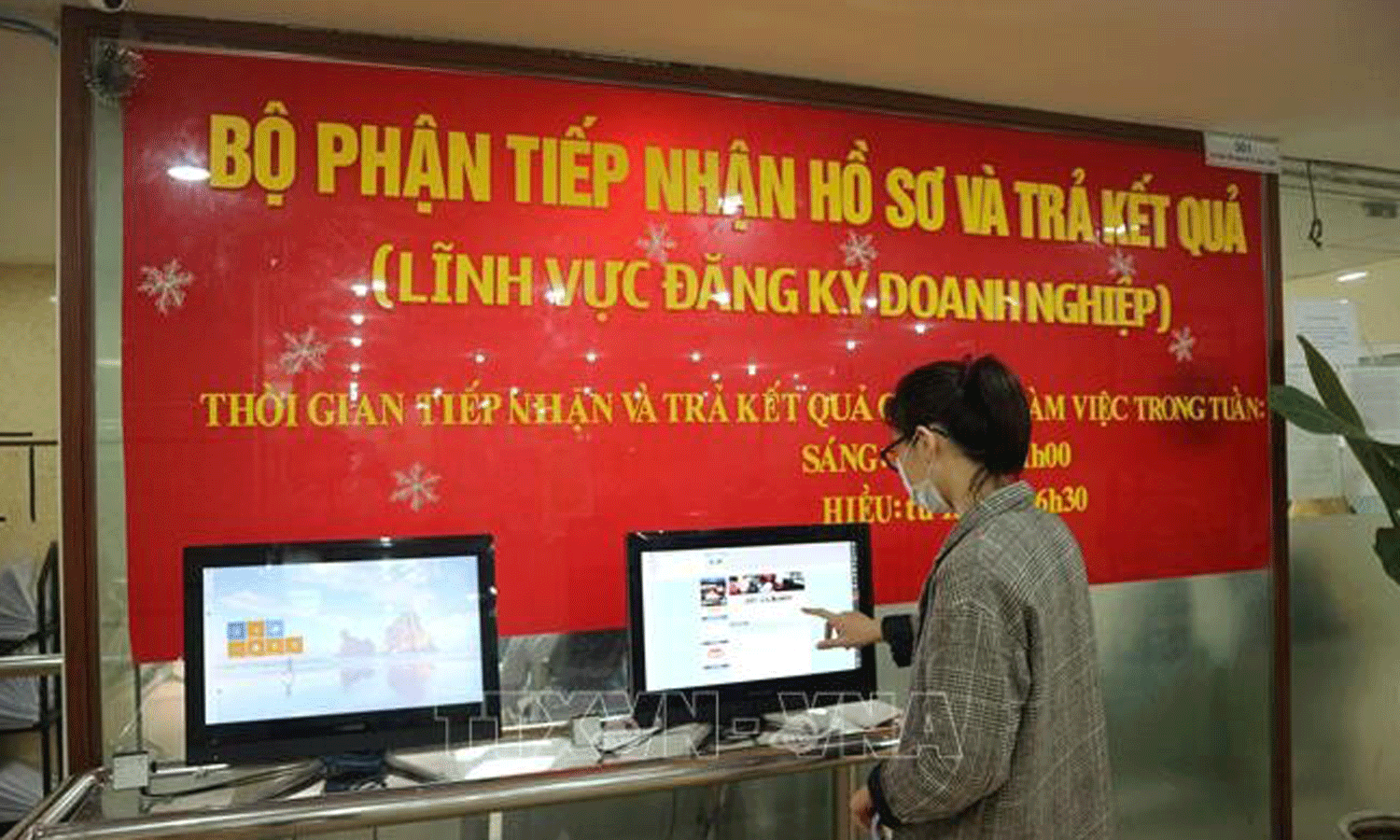 ABO/NDO- Vietnam saw 8,841 new enterprises registering a combined capital of 65.6 trillion VND (2.76 billion USD) and nearly 51,100 labourers in February, according to the General Statistics Office.