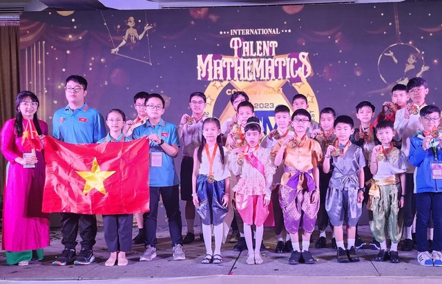 Ba thí sinh Việt Nam (áo xanh bên trái) nhận Huy chương Vàng tại lễ trao giải tối 28-2.