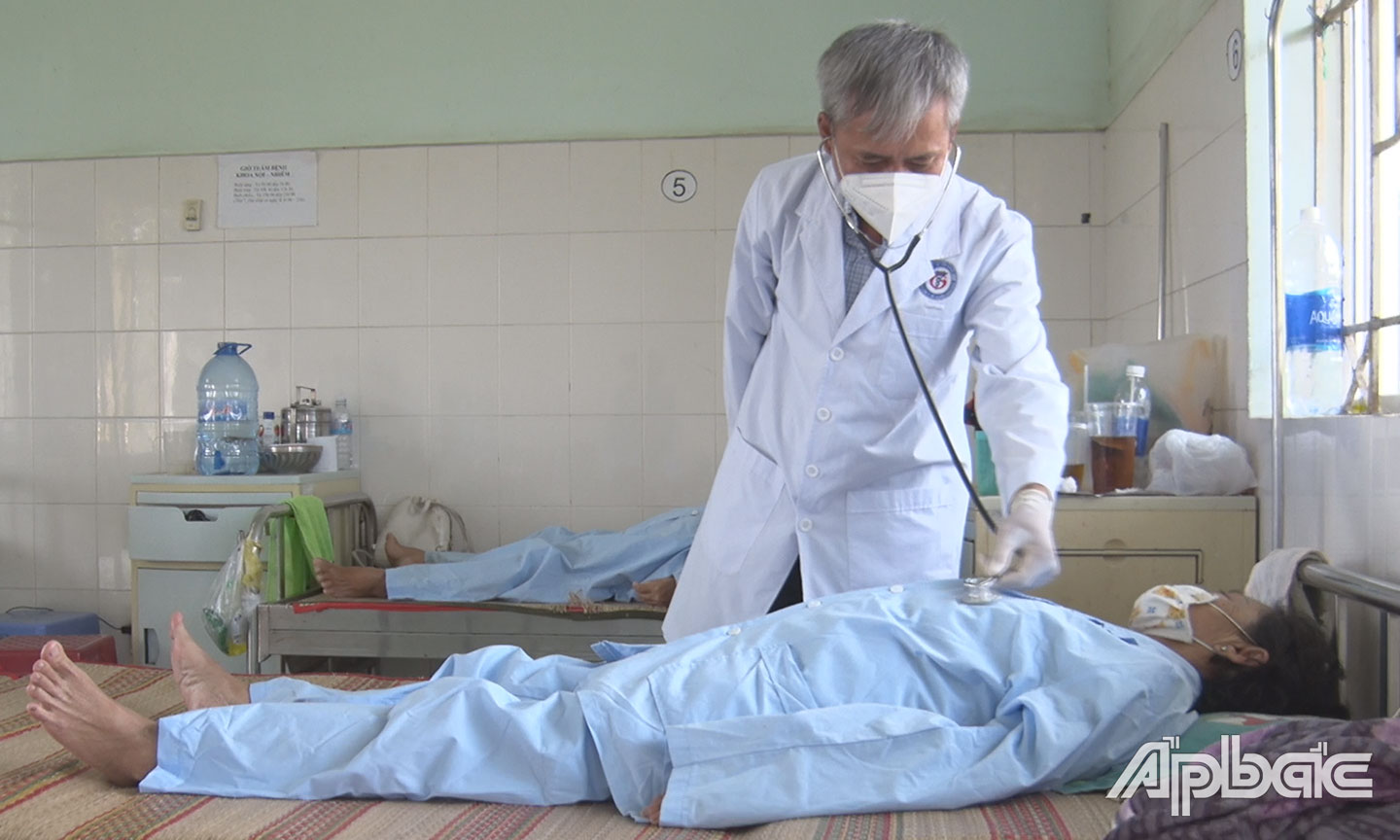 Nhân viên y tế Trung tâm Y tế huyện Chợ Gạo thăm khám, chăm sóc bệnh nhân. 