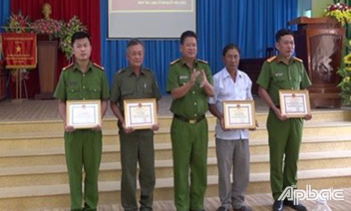 Thượng tá Nguyễn Hải An, Trưởng Công an huyện Gò Công Tây trao tặng Bằng khen cho tập thể và cá nhân đạt thành tích xuất sắc trong thực hiện Kế hoạch 145 của Công an huyện Gò Công Tây.