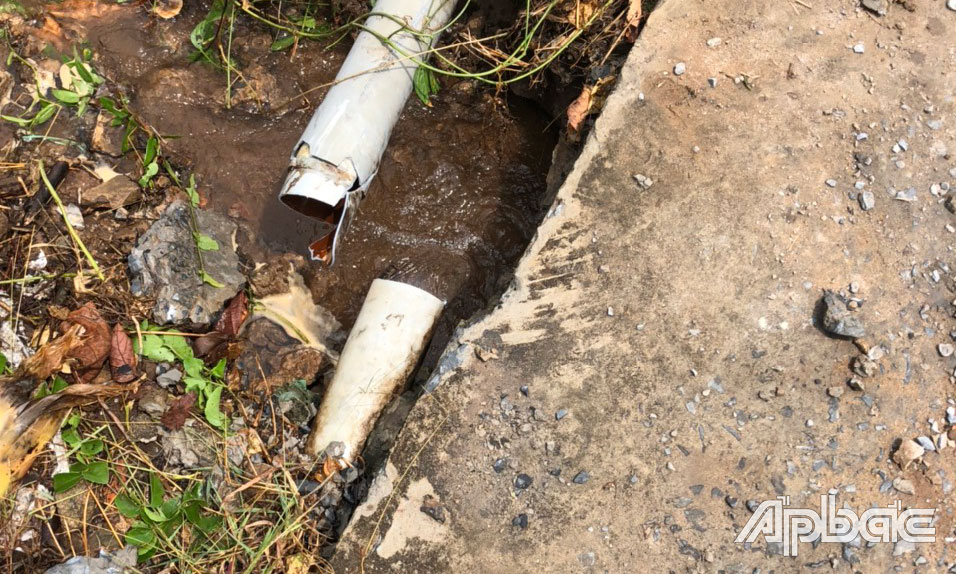 Đường ống dẫn nước bị bể khiến gần chục hộ dân bị mất nước sinh hoạt.
