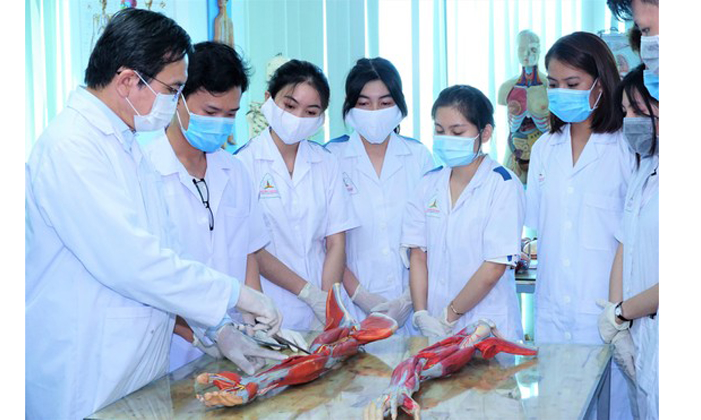 Sinh viên nhóm ngành sức khỏe, Trường Cao đẳng Đại Việt Sài Gòn trong giờ thực hành