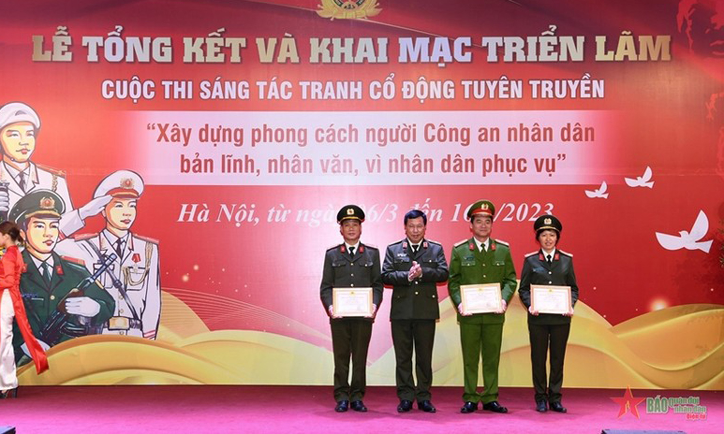 Winners of the contest honoured at the event (Photo: qdnd.vn).