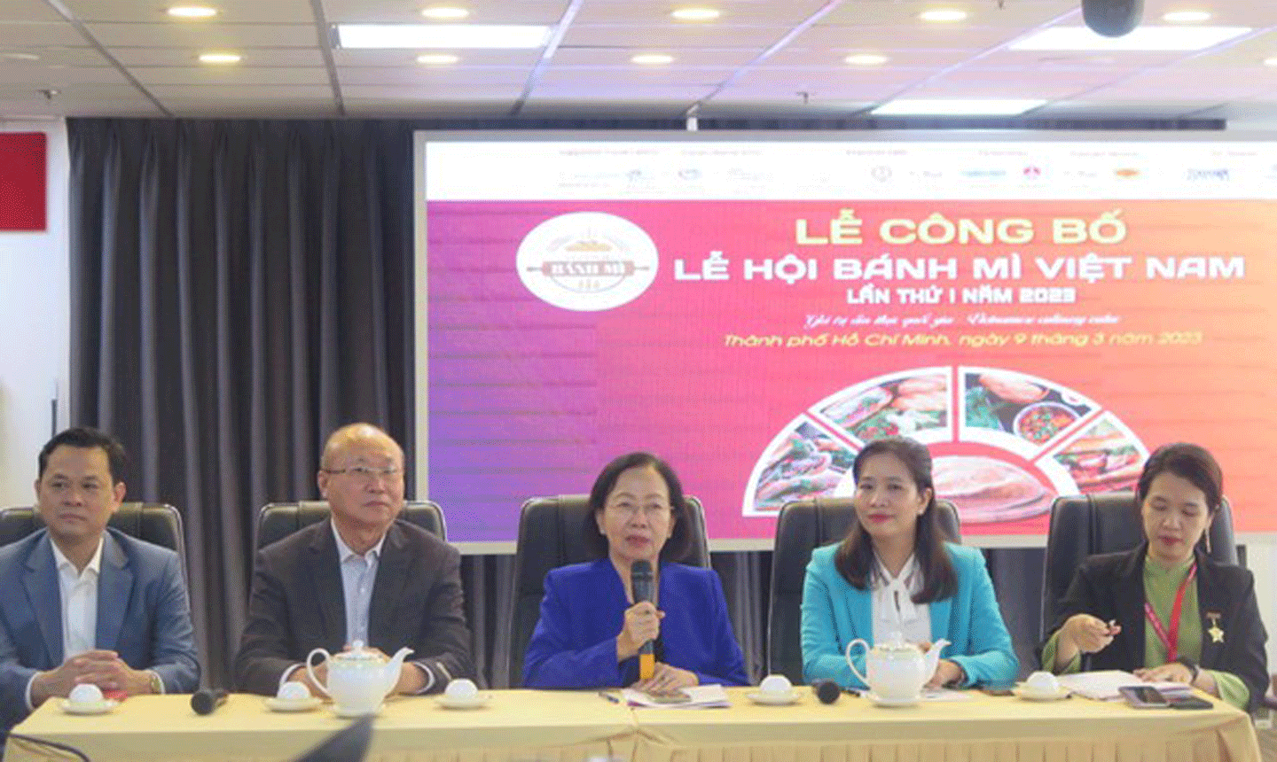 Chủ tịch Hiệp hội Du lịch TPHCM Nguyễn Thị Khánh thông tin về Lễ hội bánh mì Việt Nam lần thứ I - Ảnh: VGP/Vũ Phong