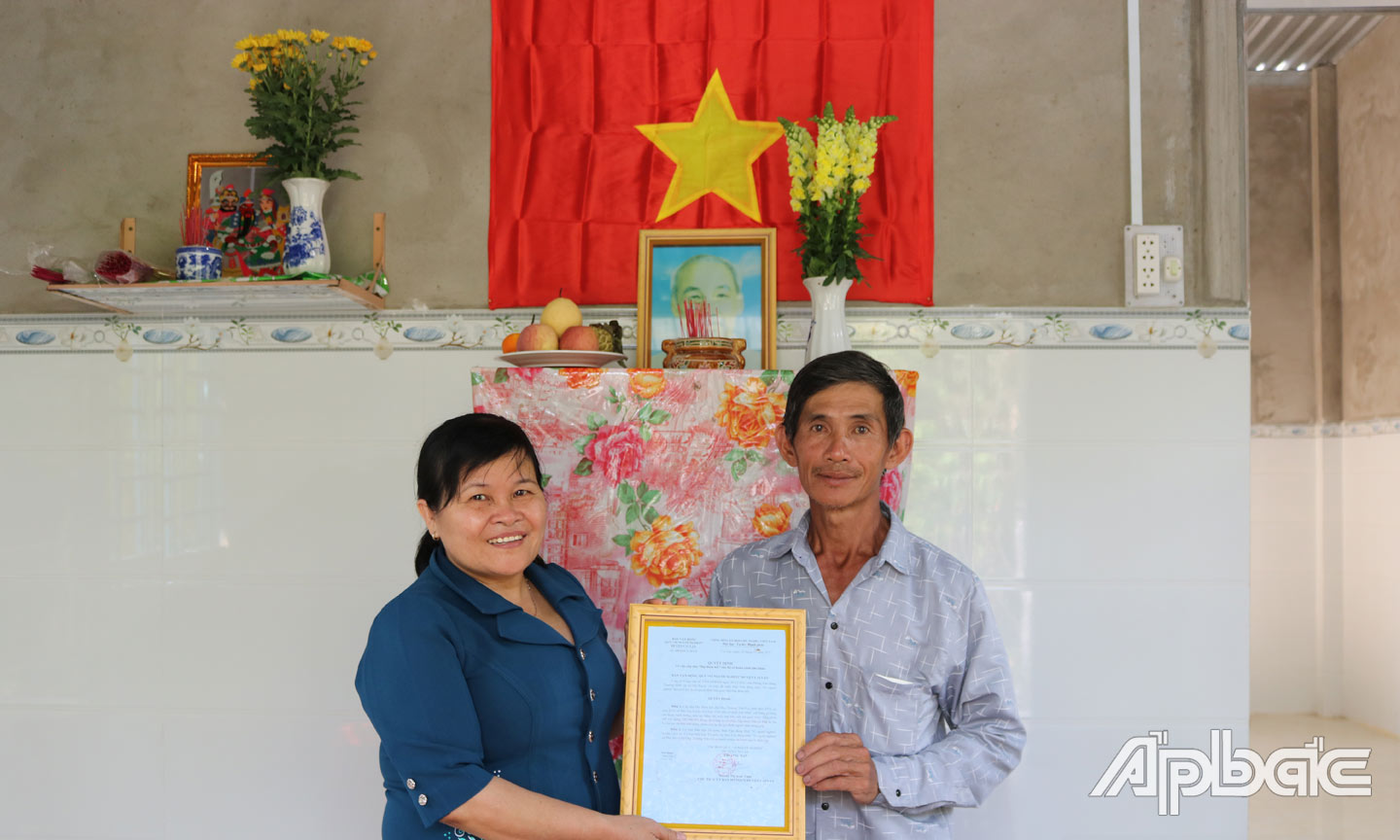Chủ tịch Ủy ban MTTQ Việt Nam huyện Cai Lậy trao Quyết định bàn giao nhà đại đoàn kết cho hộ khó khăn về nhà ở. 